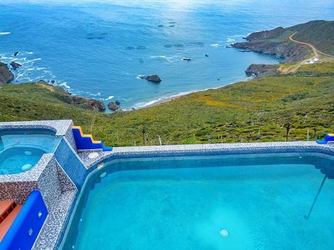 Bienvenido a Hacienda Dos Vistas, una propiedad cautivadora ubicada en el tranquilo enclave de Puerto Escondido, Ensenada, Baja California. Esta notable casa cuenta con una combinación armoniosa del encanto tradicional de una hacienda y las comodidad...