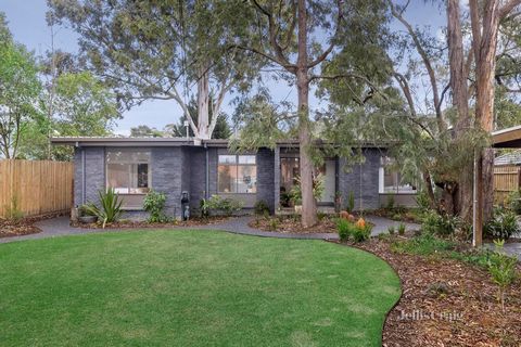 Isolée au milieu de jardins indigènes luxuriants et de majestueux eucalyptus en plein essor, cette résidence enchanteresse intègre harmonieusement des éléments de design modernes exquis du milieu du siècle à des rénovations contemporaines impeccables...