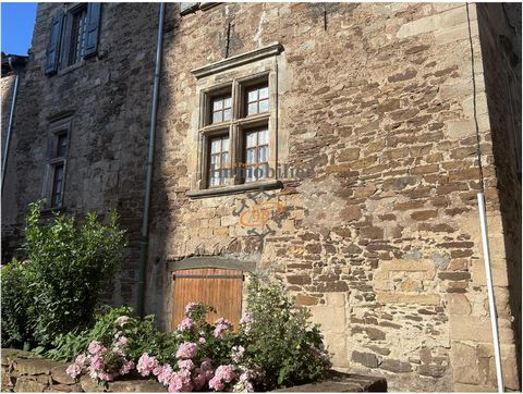 Village house of 95 m2 of living space. Living room/kitchen 27m2 with fireplace, three bedrooms, rooms to finish converting of 20m2 and 30m2. Vaulted cellars, spiral staircases in the tower, exposed stonework, mullioned windows. Ideal for a second ho...