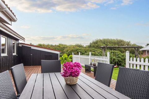 Casa de vacaciones ubicada en una pequeña cresta con vista a las dunas y al área de Lodberg Hede cerca del lago de pesca, campo de golf con campo de 27 hoyos, el Mar del Norte y Søndervig. La cabaña tiene un diseño agradable y tiene una sala de jardí...