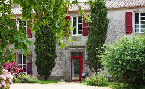 Votre agence 123webimmo l'immobilier au meilleur prix vous présente : Découvrez le charme authentique de la Vendée au domaine « Jolly Château ». Cette maison bourgeoise de notables, construite en 1807 par le médecin et libre penseur Louis JOLI se nic...