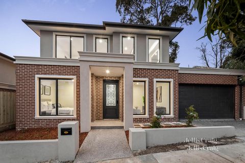 De ultieme compilatie van moderne uitmuntendheid en ongeëvenaarde stijl, deze gloednieuwe vrijstaande woning aan de straat vertegenwoordigt het toppunt van hedendaags onderhoudsarm wonen. Met zijn architectonisch ontwerp en nauwgezette constructie st...