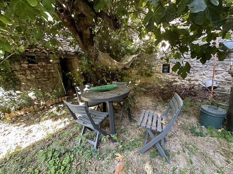 A Fontanès, maison de village de 110 m2 composée de 6 pièces. L'intérieur comporte un espace cuisine, 4 chambres et 2 salles de bain. Sa surface plancher intérieure développe 216m2. Présence d'un jardin. Hangar au rez de chaussée de 106m2 aménageable...