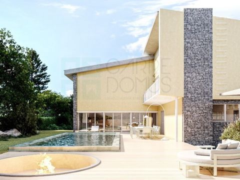 Excellent 5+2 bedroom villa of distinguished architecture on a plot of 933m2, in São Pedro do Estoril, Cascais. Detached house with an implantation area of 280m2. Outdoor area with large garden, swimming pool and garage box for 3 cars. 3-storey villa...