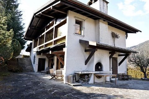 Sur un magnifique terrain de 4175m2 chalet de 300m2 environ comprenant : Entrée dégagement, cuisine équipée salle à manger de 44m2 avec accès à deux terrasses une exposée est et l'autre sud, sauna coin repos douche, une grande pièce vestiaire, un car...