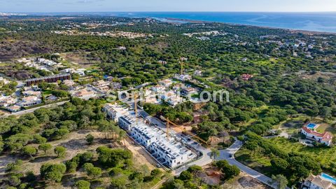 Fantastique maison de ville de trois chambres dans le quartier de Vale do Garrão, située à quelques mètres de la plage ! Le rez-de-chaussée se compose d'une cuisine équipée, d'une salle de bain pour invités et d'un agréable salon et salle à manger qu...