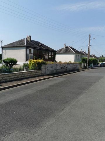 L et JM BRELET vous proposent en exclusivité à AZE, ce pavillon idéalement situé à quelques mn de la gare TGV qui dessert Paris-Montparnasse. Il est construit sur un terrain de 600 m2 avec sous-sol total. Il comprend un hall d'entrée avec toilettes e...