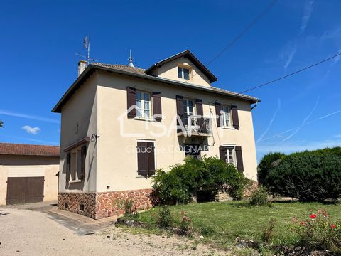 Située à La Chapelle-de-Guinchay (71570), cette propriété bénéficie d'un emplacement idéal en pleine campagne, offrant calme et tranquillité aux futurs propriétaires. Proche des écoles et des principaux axes routiers, elle combine ainsi un cadre natu...