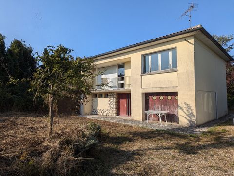 GENSAC LA PALLUE, seulement avec votre conseiller Patrick DESCARSIN, Capifrance. Proche de Cognac dans un quartier résidentiel, venez découvrir cette maison sur sous-sol au milieu de son grand terrain clos et arboré. Bien orientée pour profiter au mi...