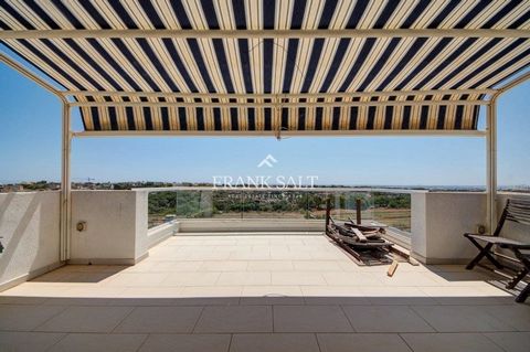 Spectaculaire PENTHOUSE DUPLEX entièrement meublé et plein de lumière naturelle, situé dans ce quartier très recherché. La propriété comprend une cuisine combinée, un salon et une salle à manger qui s’ouvrent sur une grande terrasse bénéficiant d’une...