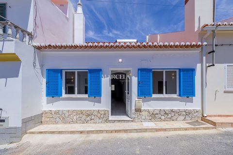 Volledig gerenoveerd huis te Koop in Espiche. Kom en profiteer van deze unieke kans een eigen huis te hebben in een fantastisch, typisch portugees dorp. Op de begane grond verdeeld in een volledig uitgeruste keuken , een grote woon/eetkamer met zand ...