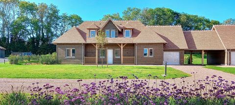 A 10 minutes des plages de Deauville en voiture, dans le domaine privé Le Village d'Artistes entre Golf de l'Amirauté et Pôle du Cheval de St-Arnoult, cette villa d'architecte à ossature bois aux volumes impressionnants autorise toutes les fantaisies...