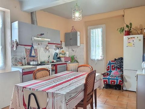 Baisse de prix En exclusivité A vendre jolie maison de ville , très bien située. Proche des commerces du centre ville , possibilité de tout faire à pied. Cette maison se compose d'un salon d'environ 22m² ,d'une cuisine de 16 m² . La cuisine donne sur...