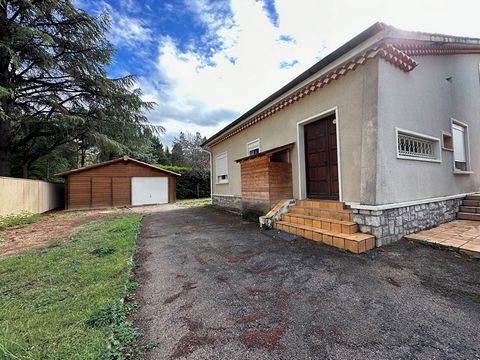 Quartier LAMBERT, proches des commerces, transports en commun, lycée et école, l'Agence ERA PGI, vous propose cette Maison de famille composée d'un rez de chaussée avec cuisine aménagée, séjour salon, deux chambres, un bureau, et salle d'eau, Au prem...