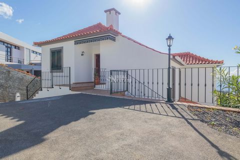 Traumhaus T4+2 für anspruchsvolle Familien Müde von der Hektik der Stadt? Möchten Sie einen Familienurlaub mit Komfort, Eleganz und herrlichem Meerblick? Verlieben Sie sich also in diese Villa mit 4+2 Schlafzimmern auf Madeira. Mit 236m² Wohnfläche u...