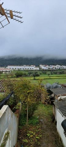 Dit huis is een rauwe schat die wacht om ontdekt te worden. Het is gelegen in een van de beste straten van de stad met een prachtig uitzicht op de noordelijke bergen van Sevilla (Almadén de la Plata), is de perfecte plek om te ontspannen en te geniet...