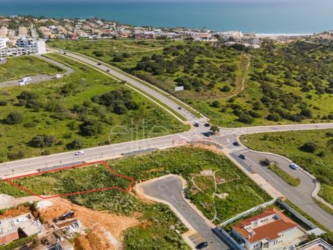 A rare opportunity to own a remarkable plot of land, located in a peaceful residential area in close proximity to Lagos centre, the Boavista golf course, and the stunning Porto de Mós beach. This plot provides the perfect blank canvas for those looki...