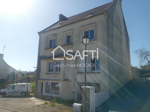 I am happy to offer you, located in Saint-Goazec (29520), in a charming town in Central Finistère, this house with incredible potential thanks to its surface area and its location at the entrance to the town. Close to local amenities and just 6 minut...