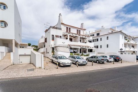 Appartement de 3 chambres à Olhos de Água - Albufeira, à 500m de la plage d'Olhos de Água Balcon, stationnement, 1er étage et foyer avec poêle. À proximité des restaurants, bars, boutiques, supermarchés, hypermarchés, place municipale, CTT, conseil p...