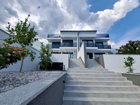 Location: Primorsko-goranska županija, Lovran, Lovran. OPATIJA, LOVRAN – Luxusvilla mit zwei Apartments, zwei Swimmingpools und Meerblick Wir freuen uns, Ihnen eine luxuriöse Doppelhaushälfte mit zwei Wohneinheiten auf einem 1000 m² großen Grundstück...