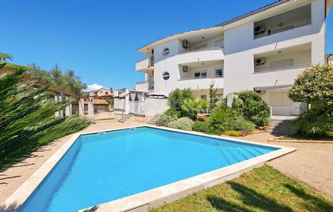 Location: Istarska županija, Medulin, Medulin. ISTRIA, MEDULIN - 2BR+DB apartment with pool and sea view, close to the Medulin waterfront We proudly present a modernly equipped and renovated apartment located on the 1st floor of a quality smaller bui...