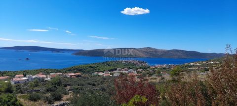 Location: Splitsko-dalmatinska županija, Trogir, Trogir. DALMAZIA, TROGIR Terreno edificabile con meravigliosa vista panoramica aperta sul mare. Presentiamo con orgoglio un terreno edificabile di alta qualità, situato a pochi minuti di auto dal centr...