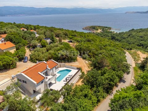 Location: Primorsko-goranska županija, Vrbnik, Risika. L'isola di Krk, Vrbnik - Casa di lusso con piscina vicino al mare La casa ha una superficie totale di 150 m2, si sviluppa su due piani, piano terra e primo piano collegati da una scala interna, e...