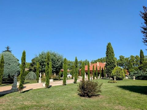 Cazères-sur-Garonne, à 40 minutes au sud de Toulouse - Une majestueuse allée de cyprès mène à cette vaste demeure de 604 m² habitables, sur deux niveaux, composée d'un hall d'entrée, un triple séjour spacieux et lumineux de 116 m² avec cheminée, 8 be...