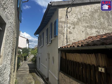 VEN A PON TUS MALETAS EN RIMONT Casa de pueblo con su aparcamiento individual cerrado. Consta de salón doble con estufa de leña, cocina amueblada, baño y tres bonitos dormitorios. En el exterior tenemos una bonita terraza de madera orientada al sur c...