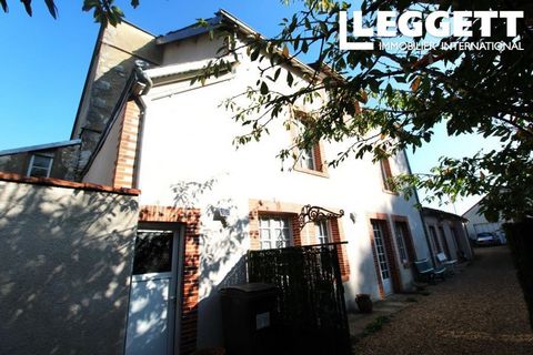 A30342BDE41 - Leggett Centre Val de Loire offers this pretty semi-detached village house dating from 1900, with approx. 120 m² of living space and a small, secluded courtyard. It will charm you with its authentic charm, beautiful Renaissance-style fi...