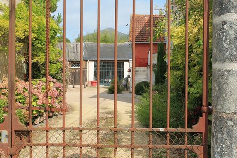 Karine Perrinet, conseillère immobilier NOOVIMO. Imaginez vivre dans une ancienne ferme rénovée de 220 m2, nichée dans un cadre exceptionnel, avec une vue panoramique à couper le souffle sur Châtellerault. Cette maison est un véritable havre de paix,...