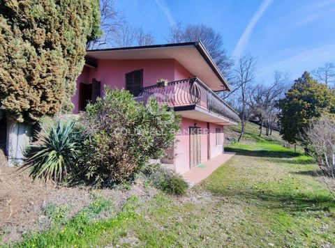 Villa nel Verde in Soiano del Lago: A Refuge of Tranquility In Soiano del Lago, surrounded by nature, we offer a single villa located in a large planted park of 2500 square meters. This property also offers a two-room basement apartment with independ...