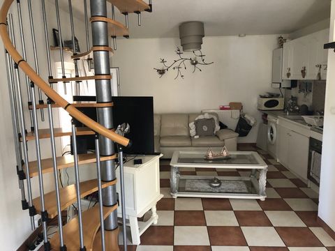 BORDEAUX Gallin - Maison T3 en pierre de 49m2 en duplex, libre de toute occupation, comprenant au RDC séjour donnant sur une cour privative de 23m2, cuisine ouverte, WC et au 1er étage deux chambres et une SDE. Un cellier de 4m2 privatif est vendu av...