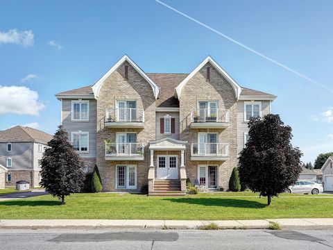 Ce joli condo de 2 chambres à coucher est idéalement situé dans un quartier recherché de Mascouche. Il offre une salle de bain moderne et un magnifique balcon parfait pour se détendre. Proche de tous les services, il allie confort, tranquillité et em...