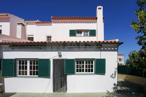 Villa avec piscine à Sesimbra – Prêt à vivre ! Nous vous présentons cette incroyable villa à Sesimbra, idéale pour ceux qui recherchent une maison spacieuse avec tout le confort. Cette propriété, en excellent état, offre un environnement confortable,...