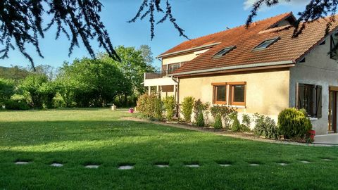 Op 10 minuten van METZ, op 5 minuten van de WAVE en de A31, kom en ontdek deze zeldzame woning, het enige huis op het eiland ARS SUR MOSELLE, in een unieke en bosrijke omgeving, de heer SCHLECHTvan het agentschap MARCHAL IMMOBILIER biedt u dit grote ...