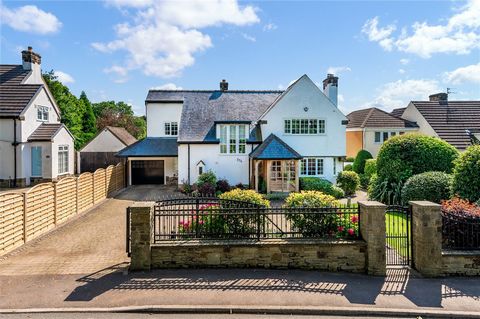 Fine and Country proudly presents this exceptional, modern home, seamlessly blending luxurious features with contemporary design. This home offers a unique combination of tranquillity and convenience, perfect for discerning buyers seeking a stylish l...