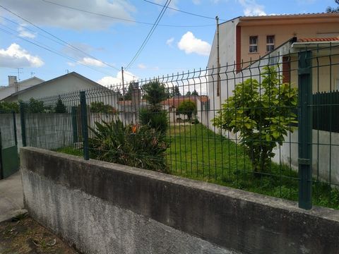 Situato a Esgueira, due proprietà sono disponibili per la vendita congiunta. Terreno di 600m2 per la costruzione di alloggi. Annessi destinati ad abitazione di 82,90 mq, più deposito e area esterna con pozzo. GRADI: Gli annessi non godono di concessi...