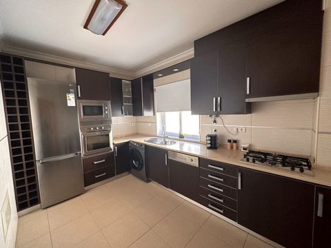 Condominio privado con piscina, zona infantil con barbacoa, tipología T3 uno de los dormitorios con suite con baño con ducha, con armario empotrado, cocina equipada (con microondas, horno, lavavajillas, campana extractora y vitrocerámica) salón comed...