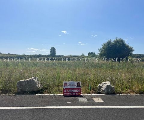 RARE Sur le Secteur de Tonnay Charente, Virginie BARRY vous propose cette grande parcelle de terrain à bâtir (lot2) de 686 m² (avec 17 m de largeur). Ce terrain viabilisé et libre de constructeur vous offrira une exposition et une perspective parfait...