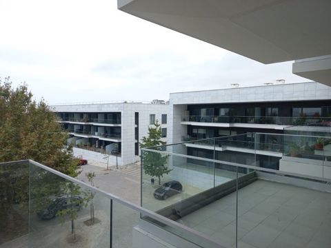 Nouvel appartement de 3 chambres avec 206,61 m2 (ABP) avec beaucoup de lumière naturelle, grand balcon et garage box pour 2 voitures. Le balcon avec accès depuis le salon et la cuisine, a la possibilité de faire deux zones (salle à manger et salon). ...