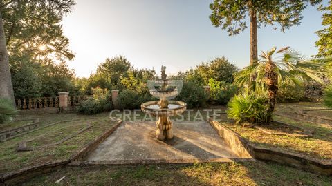 Un viale di cipressi ti condurrà all'ingresso del parco dove ad accoglierti sarà una graziosa casetta in pietra, un tempo usata come foresteria; da qui, al termine di un viale di tigli, Villa Goutry ti apparirà in tutto il suo candido splendore, circ...