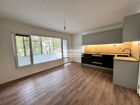 Offer 65383: We offer a one-bedroom apartment after a major renovation completed on a turnkey basis. It consists of an entrance hall, a living room with a dining area and a kitchenette, a bedroom with a closet, two terraces and a bathroom with toilet...