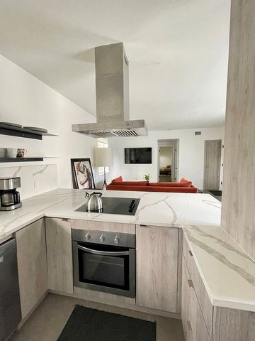 Una bella unità d'angolo spaziosa completamente rinnovata. Nuova cucina con quarzo e elettrodomestici in acciaio inossidabile. Nuovi pavimenti in gres porcellanato 24x48. Nuovo bagno con pareti piastrellate e porte in vetro. Nuova unità AC e lavatric...