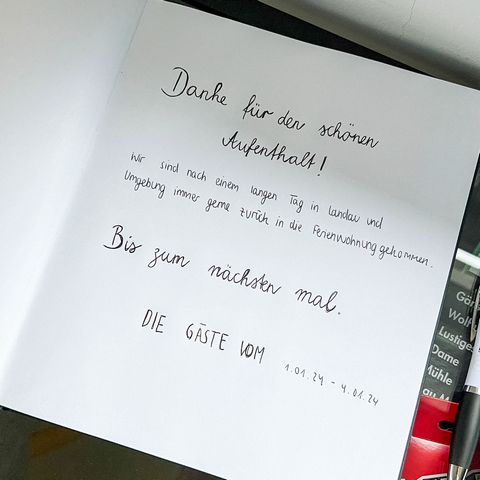 Dieses Apartment mit Loftcharakter liegt im 2. OG eines Neubaus aus 2023. Etwas am Zentrumsrand gelegen erwarten euch 2 Zimmer, Kochzeile, sowie ein Duschbad. Ein Parkplatz ist auf dem Grundstück. Ihr habt eine super Verkehrsanbindung und seid trotzd...