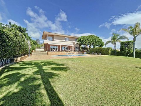 This attractive 3-storey house, built in 2004 with the best materials, is presented in excellent condition and enjoys views of the sea and the mountains from its large plot in the prestigious Aragai-Tenis development, near the centre of Vilanova i la...