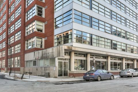 Beautiful bright condo, furniture included, open concept space, partially enclosed bedroom, very high ceilings (11 feet), central air conditioning, a gym in the building, a security guard, access for reduced mobility. The neighborhood is very good, w...