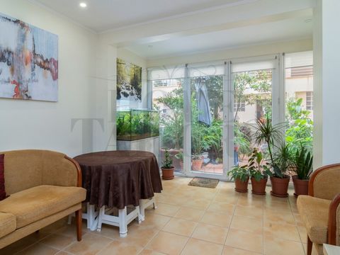 Come and meet this friendly apartment located in the village of Sesimbra, 300 meters from California Beach. In a gated community, this apartment can enjoy the condominium pool, as well as the barbecue area. T1 with kitchenette, bathroom, bedroom with...