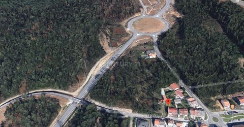 Terrain pour maisons de 2 ou 3 façades le long de l'autoroute, accès facile, à Milheirós de Poiares. Près de la plage de la rivière Mamoa. À côté de l'école de base 2.3 de Milheirós de Poiares - Santa Maria da Feira. Terrain d'une superficie totale c...