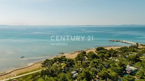 PRIVLAKA - ZADAR, TERRAIN À BÂTIR DE 962 m2 DANS LA PARTIE LUXUEUSE DE PRIVLAKA, 3ÈME RANGÉE DE LA MER. Terrain à vendre dans la zone de construction de 962 m2 dans le village de Privlaka, 3ème rangée de la mer. Le terrain est situé à côté de la rout...